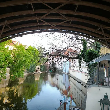 Valentinka Minutes Away From Charles Bridge 公寓