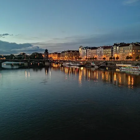 Lägenhet Valentinka Minutes Away From Charles Bridge *