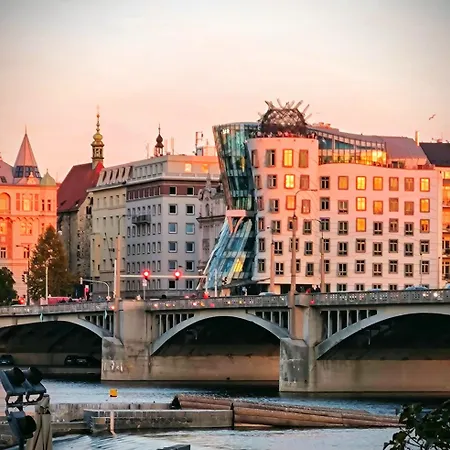 Valentinka Minutes Away From Charles Bridge Lägenhet *